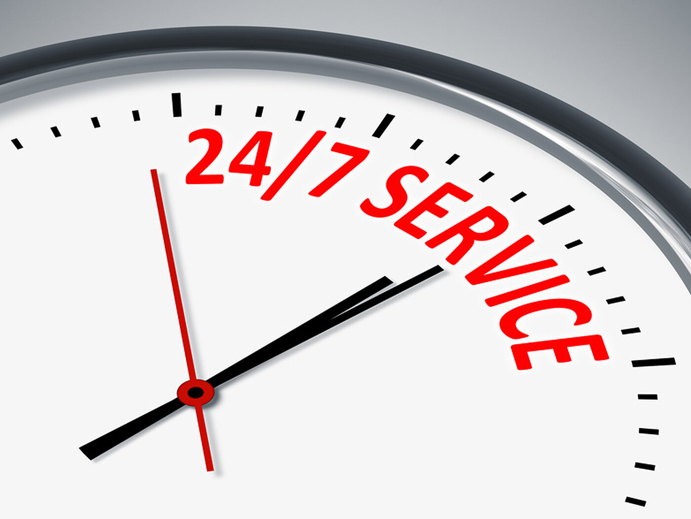 Eine Uhr zeigt die Aufschrift "24/7 Service".