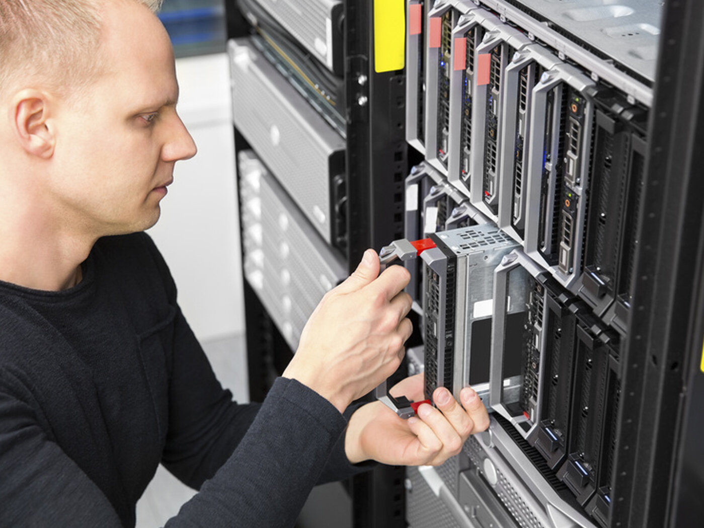 Ein Techniker der WTG überprüft die Anschlüsse eines Leitungssystems.