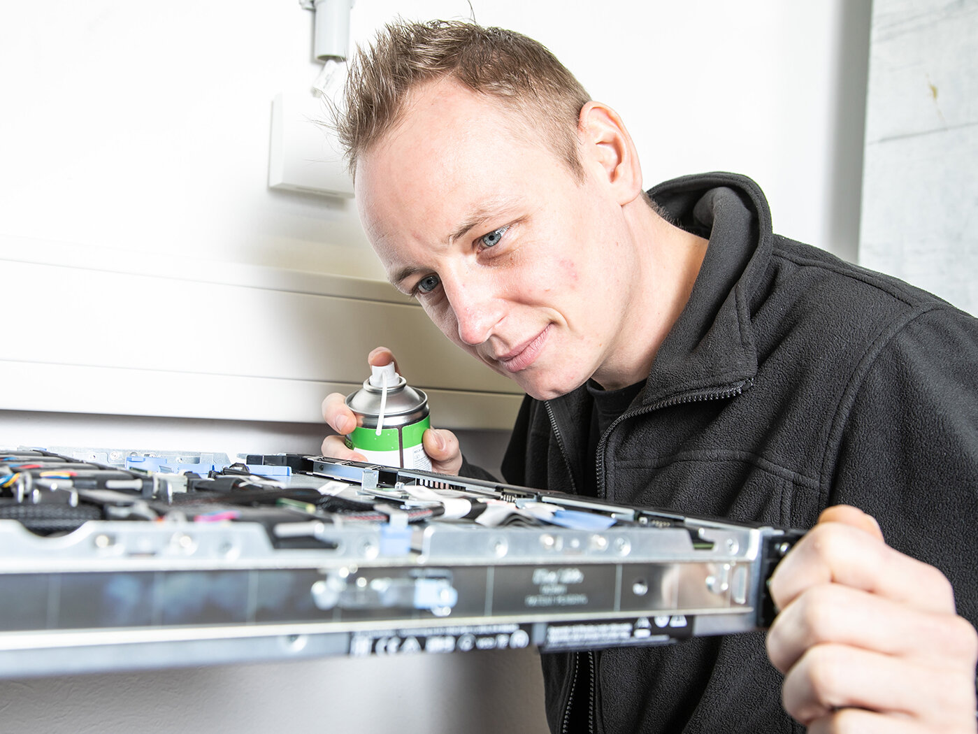 Ein Mitarbeiter der WTG Sicherheitssysteme wartet technische Ausrüstung.