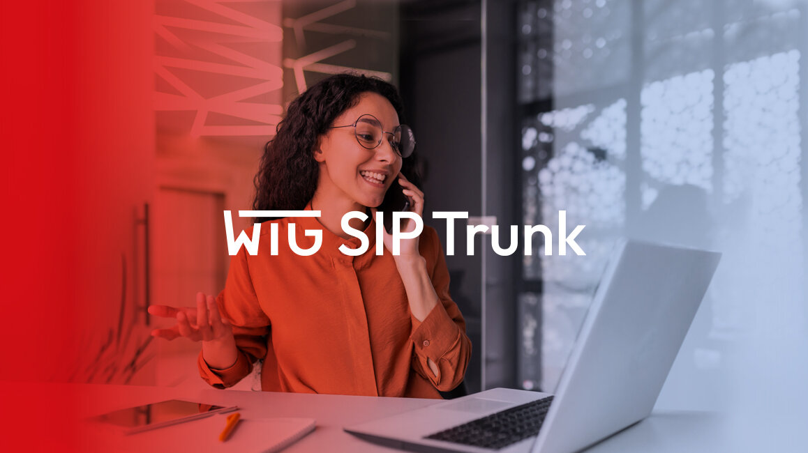 Eine Frau mit orangefarbener Bluse telefoniert in einem Büro; im Vordergrund ist das WTG SIP Trunk Logo.