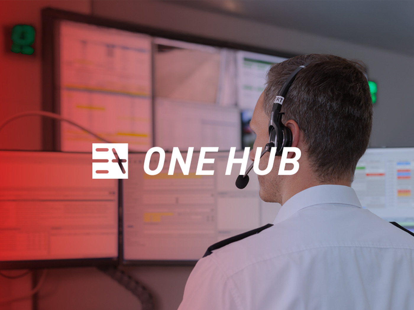 Ein Disponent sitzt vor mehreren Bildschirmen in einer Leitstelle; im Vordergrund ist das EA ONE HUB Logo.