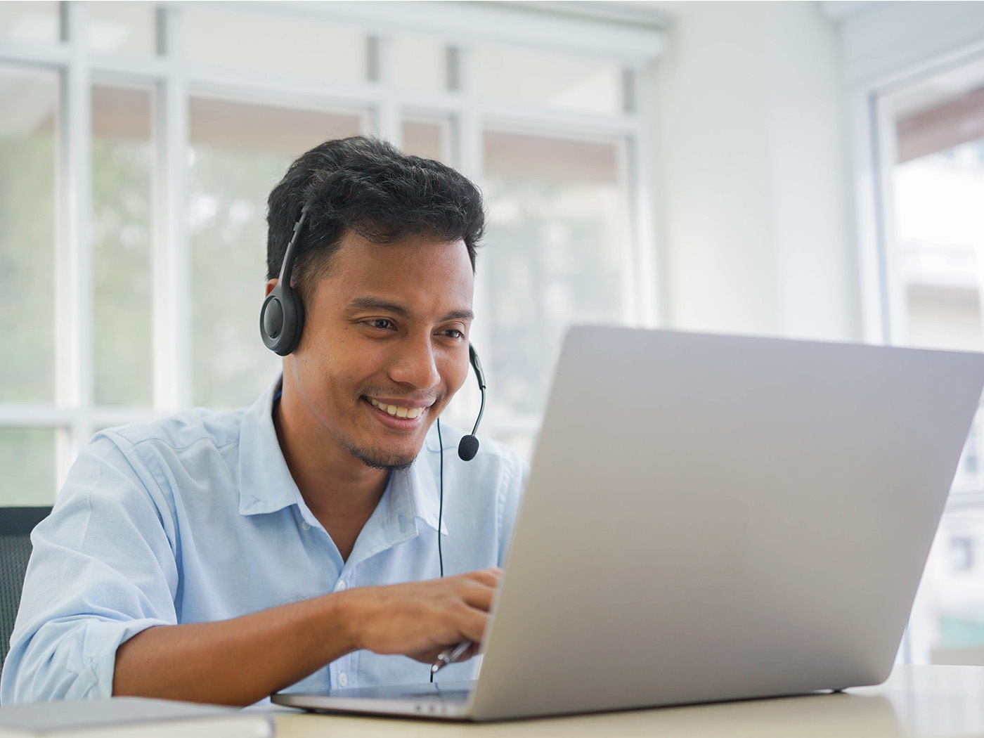 Mann nutzt KI am Computer